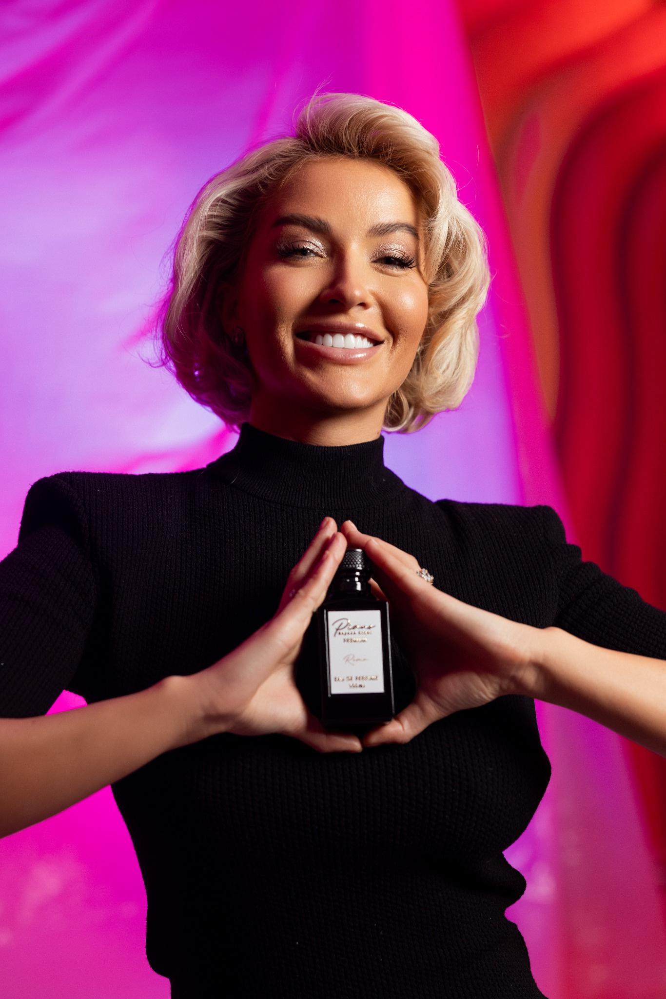 Fotosesioni profesional Piano: portret me xhaketë të zezë dhe parfum në dorë